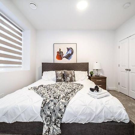 *New* Modern Suite King Bed! Netflix! Sleeps 4! Edmonton Exteriér fotografie