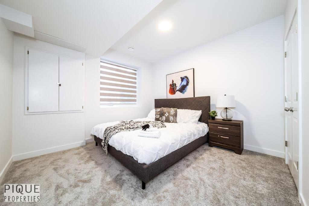 *New* Modern Suite King Bed! Netflix! Sleeps 4! Edmonton Exteriér fotografie