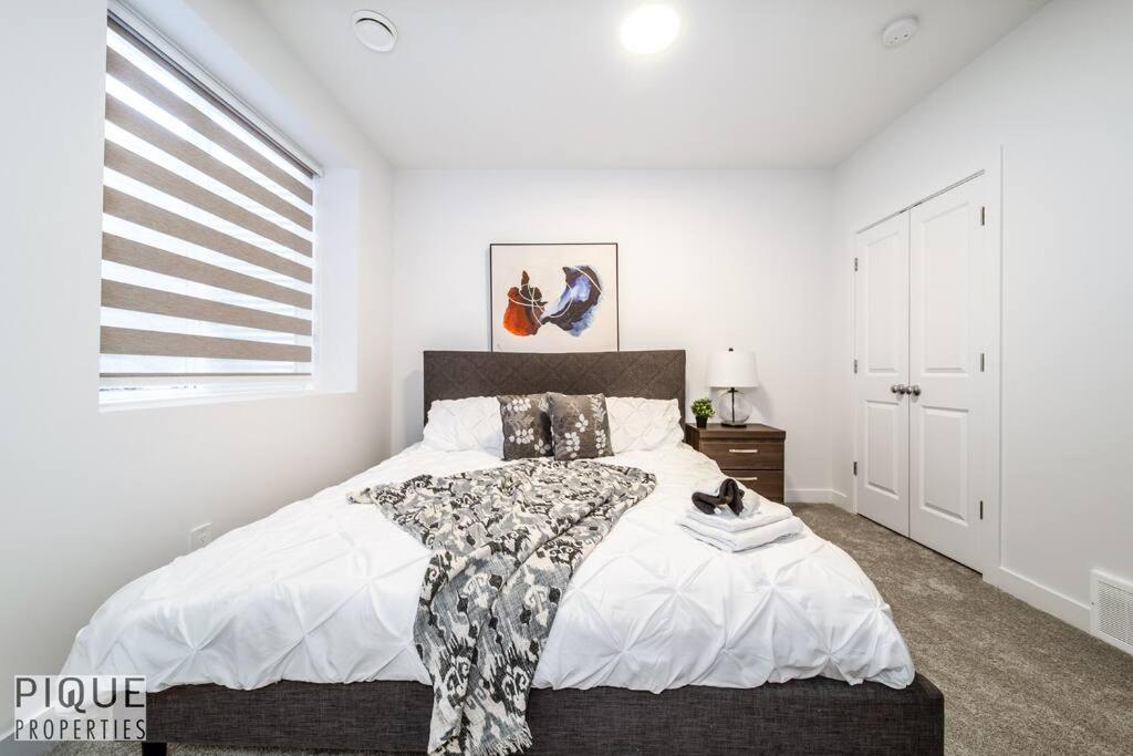 *New* Modern Suite King Bed! Netflix! Sleeps 4! Edmonton Exteriér fotografie