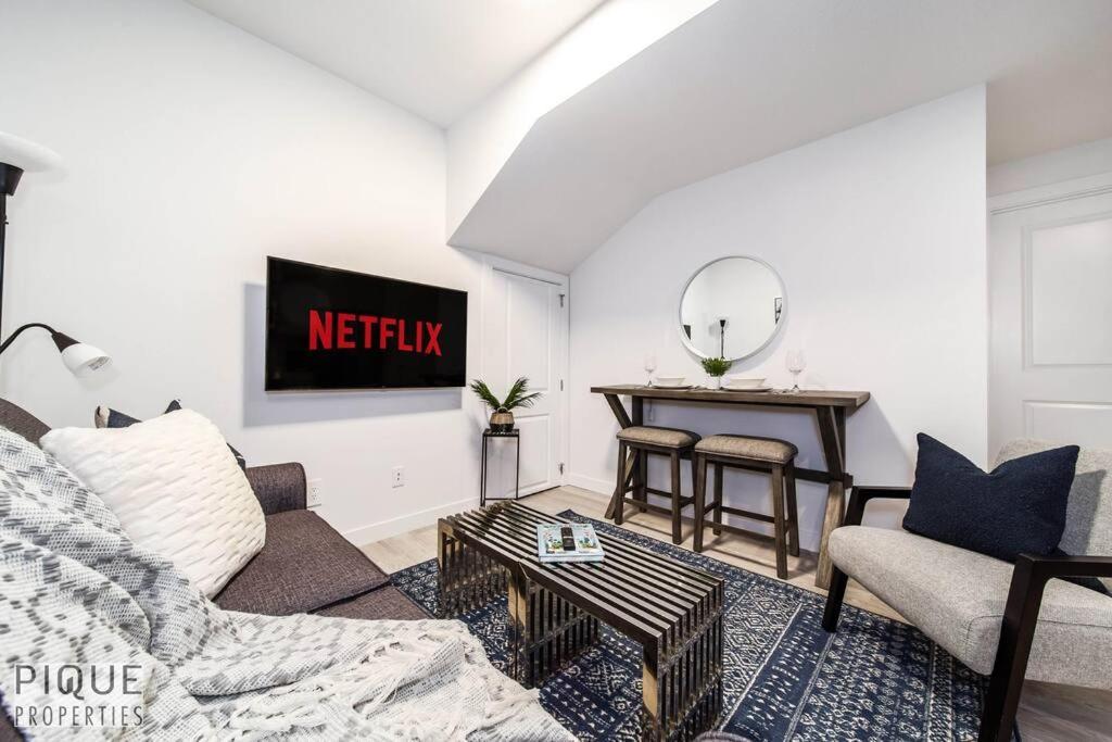 *New* Modern Suite King Bed! Netflix! Sleeps 4! Edmonton Exteriér fotografie