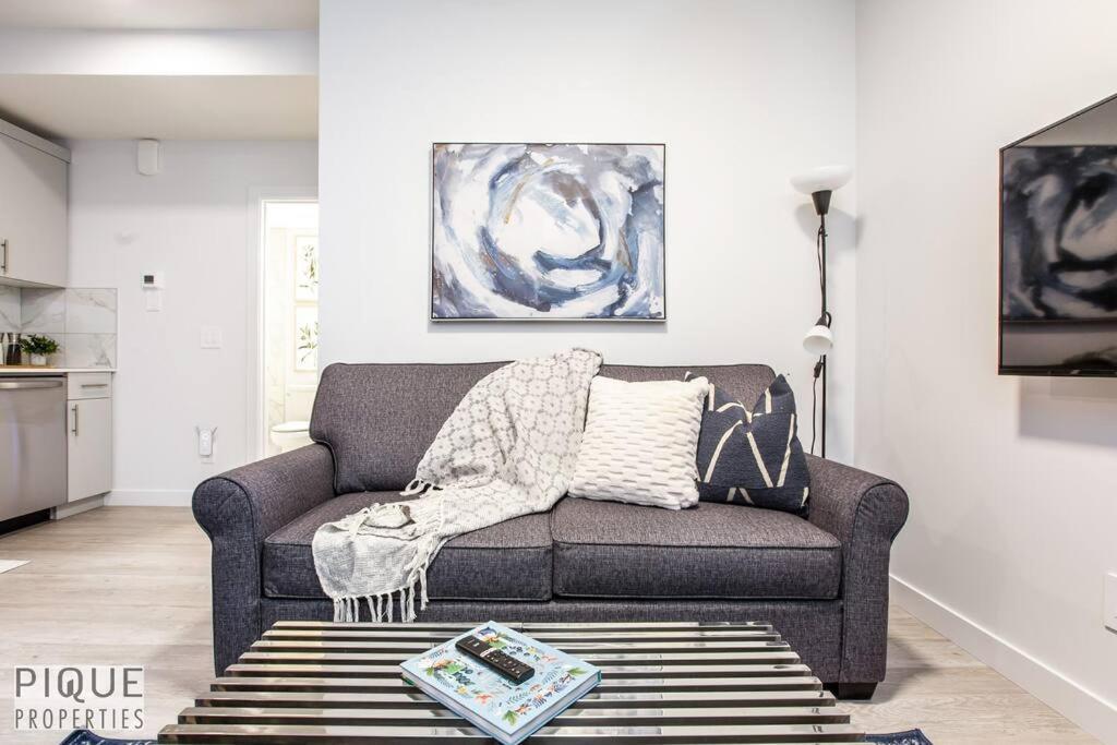 *New* Modern Suite King Bed! Netflix! Sleeps 4! Edmonton Exteriér fotografie
