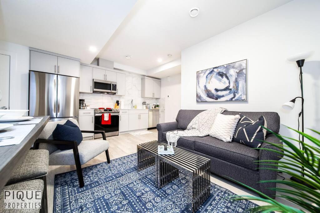 *New* Modern Suite King Bed! Netflix! Sleeps 4! Edmonton Exteriér fotografie