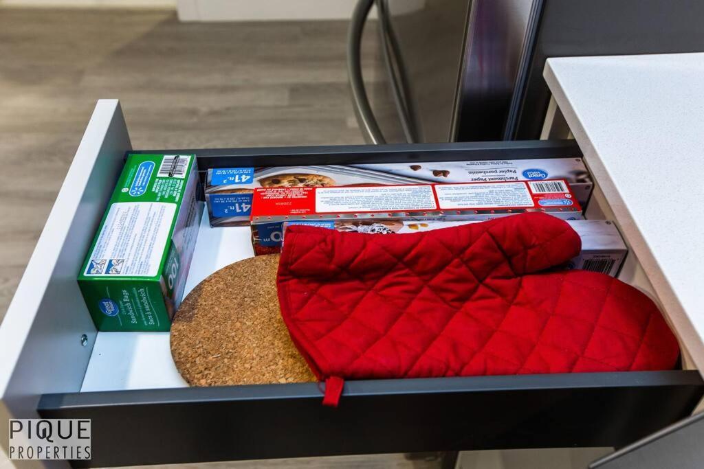 *New* Modern Suite King Bed! Netflix! Sleeps 4! Edmonton Exteriér fotografie