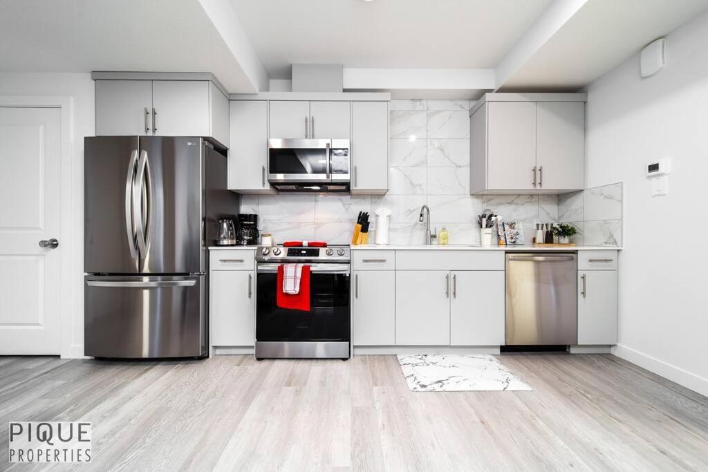 *New* Modern Suite King Bed! Netflix! Sleeps 4! Edmonton Exteriér fotografie
